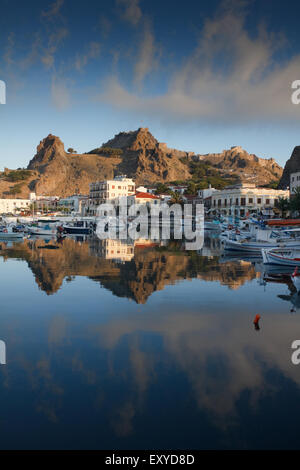 Lemnos Insel Kai mit Holzbooten, neoklassizistischen Gebäuden & Myrinas Festung bei Sonnenaufgang auf der Meeresoberfläche reflektiert. Griechenland Stockfoto