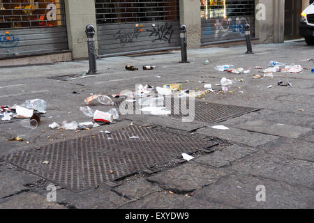 Müll auf der Straße, Schachtdeckel. Stockfoto