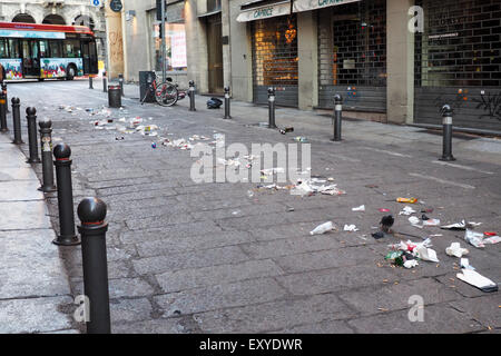 Müll auf der Straße im Zentrum von Bologna. Stockfoto