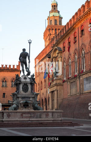 Neptunbrunnen und der Palazzo D'Accursio, Bologna. Stockfoto