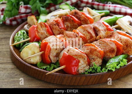 Chicken Kebab mit Paprika auf Holzspieße Stockfoto
