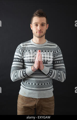Schöne Männer tun, verschiedene Ausdrücke in verschiedenen Arten von Kleidung: Gebet Stockfoto