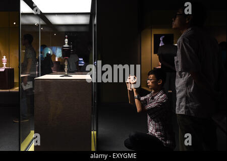 Taiyuan, China Shanxi Provinz. 18. Juli 2015. Ein Besucher fotografiert einen Becher in der Shanxi-Museum in Taiyuan, Hauptstadt der Provinz Nord-China Shanxi, 18. Juli 2015. "Der elegante Charme der Europäischen Glaskunst" Ausstellung startete in der Shanxi-Museum am Samstag, präsentiert 211 Sätze von Glaskunst aus Prag National Arts and Crafts Museum der Tschechischen Republik. © Fan Minda/Xinhua/Alamy Live-Nachrichten Stockfoto