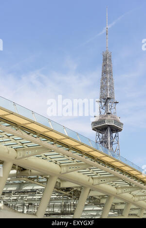 Oasis 21 und Fernsehturm Nagoya. Stockfoto