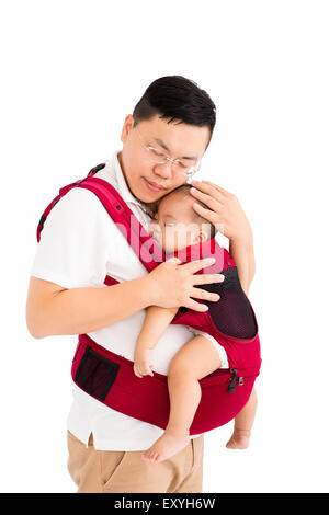 Vater hält ein Baby im Tragetuch Stockfoto