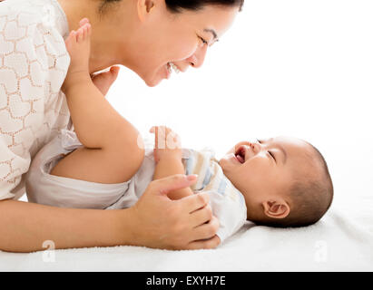 glückliche Mutter mit lächelnden Baby boy Stockfoto