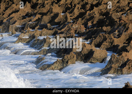 Scharfe Kante Gesteinsoberflächen auf Falakro Kap, Propouli Dorf, Lemnos oder Limnos Island, Griechenland. Stockfoto