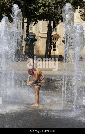 Stadt Montpellier, Languedoc-Roussillon, Frankreich. 17. Juli 2015. Für hohe Temperaturen aufgrund der Hitzewelle siedelte sich in Frankreich sind Kinder ein Feldtag spielen in den Brunnen des Zeus Antigone Viertels Montpelllier gegeben. Bildnachweis: Digitalman/Alamy Live-Nachrichten Stockfoto