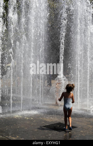 Stadt Montpellier, Languedoc-Roussillon, Frankreich. 17. Juli 2015. Für hohe Temperaturen aufgrund der Hitzewelle siedelte sich in Frankreich sind Kinder ein Feldtag spielen in den Brunnen des Zeus Antigone Viertels Montpelllier gegeben. Bildnachweis: Digitalman/Alamy Live-Nachrichten Stockfoto