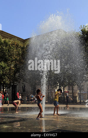 Stadt Montpellier, Languedoc-Roussillon, Frankreich. 17. Juli 2015. Für hohe Temperaturen aufgrund der Hitzewelle siedelte sich in Frankreich sind Kinder ein Feldtag spielen in den Brunnen des Zeus Antigone Viertels Montpelllier gegeben. Bildnachweis: Digitalman/Alamy Live-Nachrichten Stockfoto