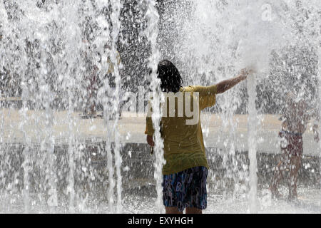 Stadt Montpellier, Languedoc-Roussillon, Frankreich. 17. Juli 2015. Für hohe Temperaturen aufgrund der Hitzewelle siedelte sich in Frankreich sind Kinder ein Feldtag spielen in den Brunnen des Zeus Antigone Viertels Montpelllier gegeben. Bildnachweis: Digitalman/Alamy Live-Nachrichten Stockfoto