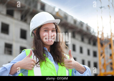 Blick auf eine Arbeitnehmerin auf einer Baustelle Stockfoto