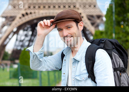 Blick auf einen jungen attraktiven Reisenden in Paris