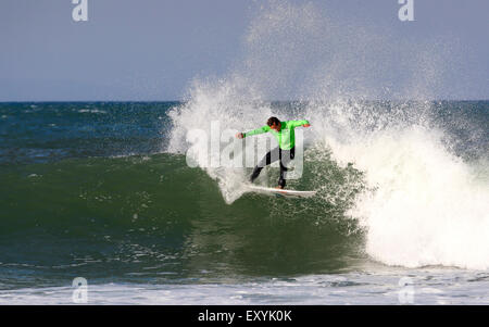 Australischer Profi-Surfer Julian Wilson Surfen in Jeffreys Bay, Südafrika Stockfoto