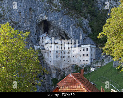 Burg Predjama. Ein Renaissance-Schloss in einer Höhle, in der Nähe von Postojna gebaut. Slowenien. Stockfoto