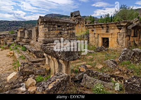 Kleines Mausoleum und Gräber in der Nekropole des antiken römischen Reiches Hierapolis über Pamukkale in der Türkei. Stockfoto