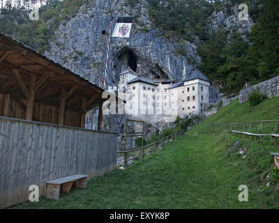 Tribüne des Feldes für die Ritterspiele mit Burg Predjama im Hintergrund, in der Nähe von Postojna. Slowenien. Stockfoto