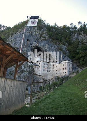 Tribüne des Feldes für die Ritterspiele mit Burg Predjama im Hintergrund, in der Nähe von Postojna. Slowenien. Stockfoto