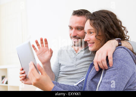 Blick auf ein junges Brautpaar Videotelefonie auf tablet Stockfoto