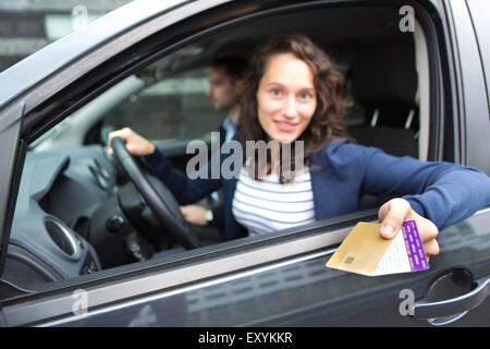 Blick auf ein paar in seinem Auto an einer Mautstelle Zahlen Stockfoto