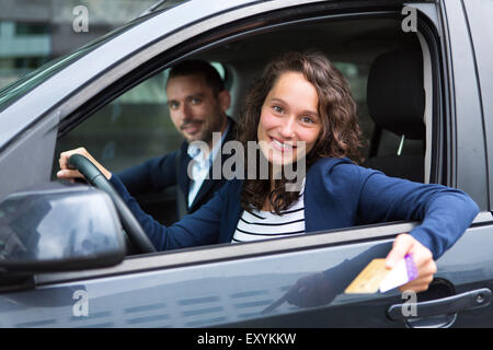 Blick auf ein paar in seinem Auto an einer Mautstelle Zahlen Stockfoto