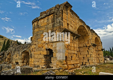 Reste der Basilika Badehaus in der römischen Siedlung von Hierapolis über Pamukkale in der Nähe von Denizli, Türkei. Stockfoto