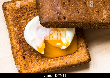 Brot mit Rührei Draufsicht Stockfoto