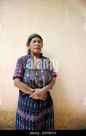 Eine guatemaltekische blinde Frau in traditioneller Kleidung in Panajachel, Solola, Guatemala. Stockfoto