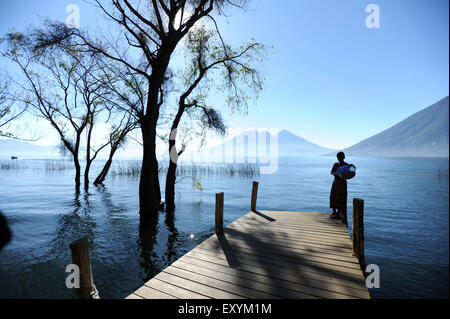 An Deck der San Marcos La Laguna am Atitlan See (Lago de Atitlan) in Guatemala. Stockfoto