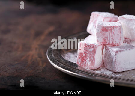 Rose aromatisiert Turkish Delight in traditionellen Silberschale Stockfoto