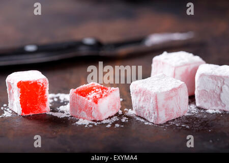 Rose aromatisiert, Turkish Delight und ein Messer im Hintergrund Stockfoto