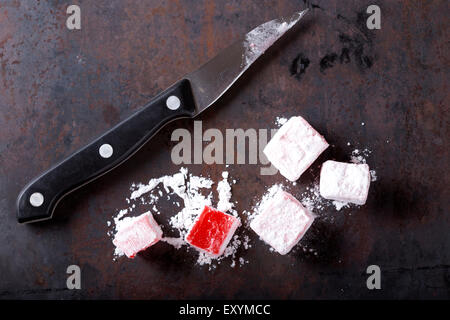 Rose aromatisiert, Turkish Delight und ein Messer im Hintergrund Stockfoto