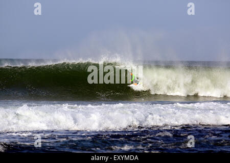 Australische surfer Julian Wilson im Fass beim Surfen eine Welle bei Jeffreys Bay, Südafrika Stockfoto