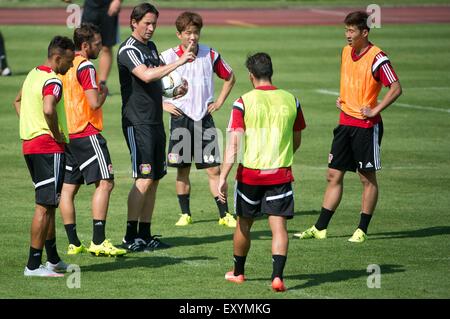 Zell am See, Österreich. 17. Juli 2015. Leverkusens Karim Bellarabi (l-R), Hakan Calhanoglu, Trainer Roger Schmidt, Seung-Woo Ryu, Giulio Donati und Heung-Min Son Bild an der deutschen Bundesliga Club Trainingslager in Zell am See, Österreich, bin 17. Juli 2015. : Bildnachweis Daniel Naupold/Dpa: Dpa picture-Alliance/Alamy Live News Stockfoto