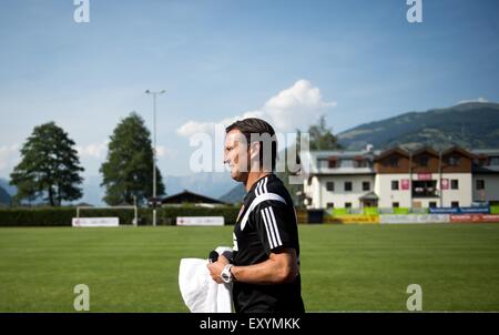 Zell am See, Österreich. 17. Juli 2015. Leverkusens Trainer Roger Schmidt in der deutschen Bundesliga Club Trainingslager in Zell am See im Bild am See, Österreich, 17. Juli 2015. : Bildnachweis Daniel Naupold/Dpa: Dpa picture-Alliance/Alamy Live News Stockfoto