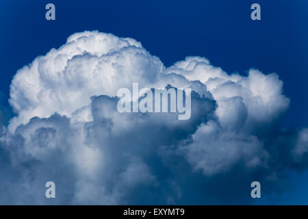 Weißen Cumulus-Wolken Stockfoto