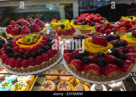 New York City, NY, USA, Nahaufnahme, gebackenen Kuchen auf dem Display in Lebensmittel-Markt Bäckerei in Grand Central Station Terminal "Zaro Bäckerei" untere Concourse, Hoflieferant Lebensmittelgeschäfte namens Grand Central Market. Stockfoto