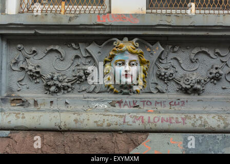 East Village Architekturdetail, in Manhattan, New York City, NY, USA, braun Stein Wohnblocks auf Saint Marks pl. Stockfoto