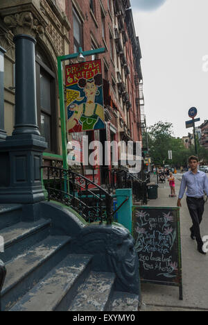 New York City, NY, USA, East Village Street Scenes, Manhattan District, Brown Stone Houses, Apartmenthäuser am Saint Marks Place » US Housing Stockfoto