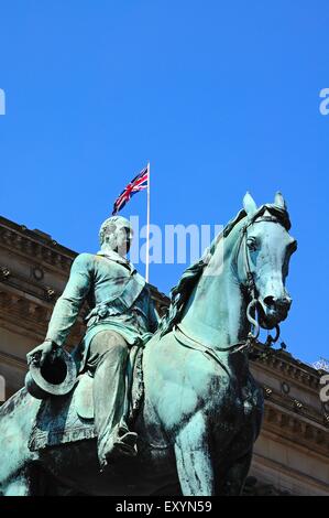 Statue von Albert Prince Consort vor St Georges Hall, Liverpool, Merseyside, England, UK, Westeuropa. Stockfoto