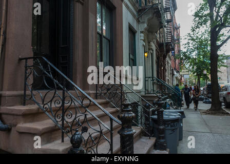 New York City, NY, USA, East Village Street Scenes, Manhattan District, Brown Stone Apartment Buildings auf Saint Marks PL. Mietmarkt New York Stockfoto