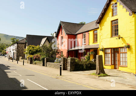 Stryd Fawr (High Street) in Llanberis, das Dorf am Fuße der Snowdon und beliebt für outdoor-Aktivitäten. Stockfoto