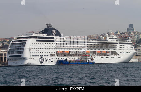 ISTANBUL, Türkei - 26. April 2015: MSC Opera Kreuzfahrtschiff im Hafen von Istanbul. Schiff hat 2.055 Passagierkapazität mit 58.058 Brutto t Stockfoto