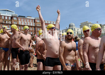 Brighton UK Samstag, 18. Juli 2015 - Konkurrenten im Herren-Rennen vorzubereiten, an dem jährlichen Brighton Pier Pier Meer Schwimmen Rennen heute bei heißem Wetter Credit teilzunehmen: Simon Dack/Alamy Live News Stockfoto