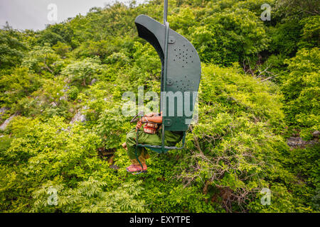 Frau genießt Wagen fahren. Drahtseilbahn, Friedenspagode Shanti Stupa in Rajgir, Indien zu erreichen, Stockfoto