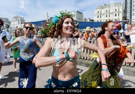 Brighton UK teilnehmen Samstag, 18. Juli 2015 - Hunderte von Menschen in der Marsch der Meerjungfrauen-Parade an Brighton Strandpromenade, die Geld für die Cetacean Weltbund Stockfoto