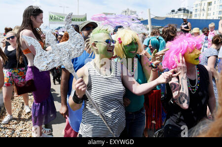 Brighton UK teilnehmen Samstag, 18. Juli 2015 - Hunderte von Menschen in der Marsch der Meerjungfrauen-Parade an Brighton Strandpromenade, die Geld für die Cetacean Weltbund Stockfoto