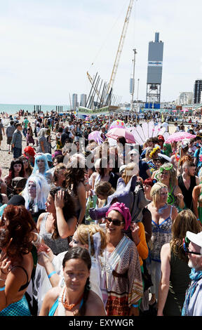 Brighton UK teilnehmen Samstag, 18. Juli 2015 - Hunderte von Menschen in der Marsch der Meerjungfrauen-Parade an Brighton Strandpromenade, die Geld für die Cetacean Weltbund Stockfoto