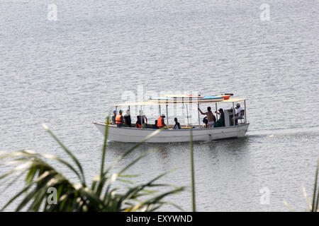 Entebbe, Uganda. 18. Januar 2015. Touristen fahren Boad am Viktoriasee. Fischfangs wird selten in den meisten afrikanischen wa immer Stockfoto