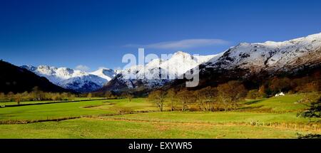 Schneebedeckte Langdale Pikes Stockfoto